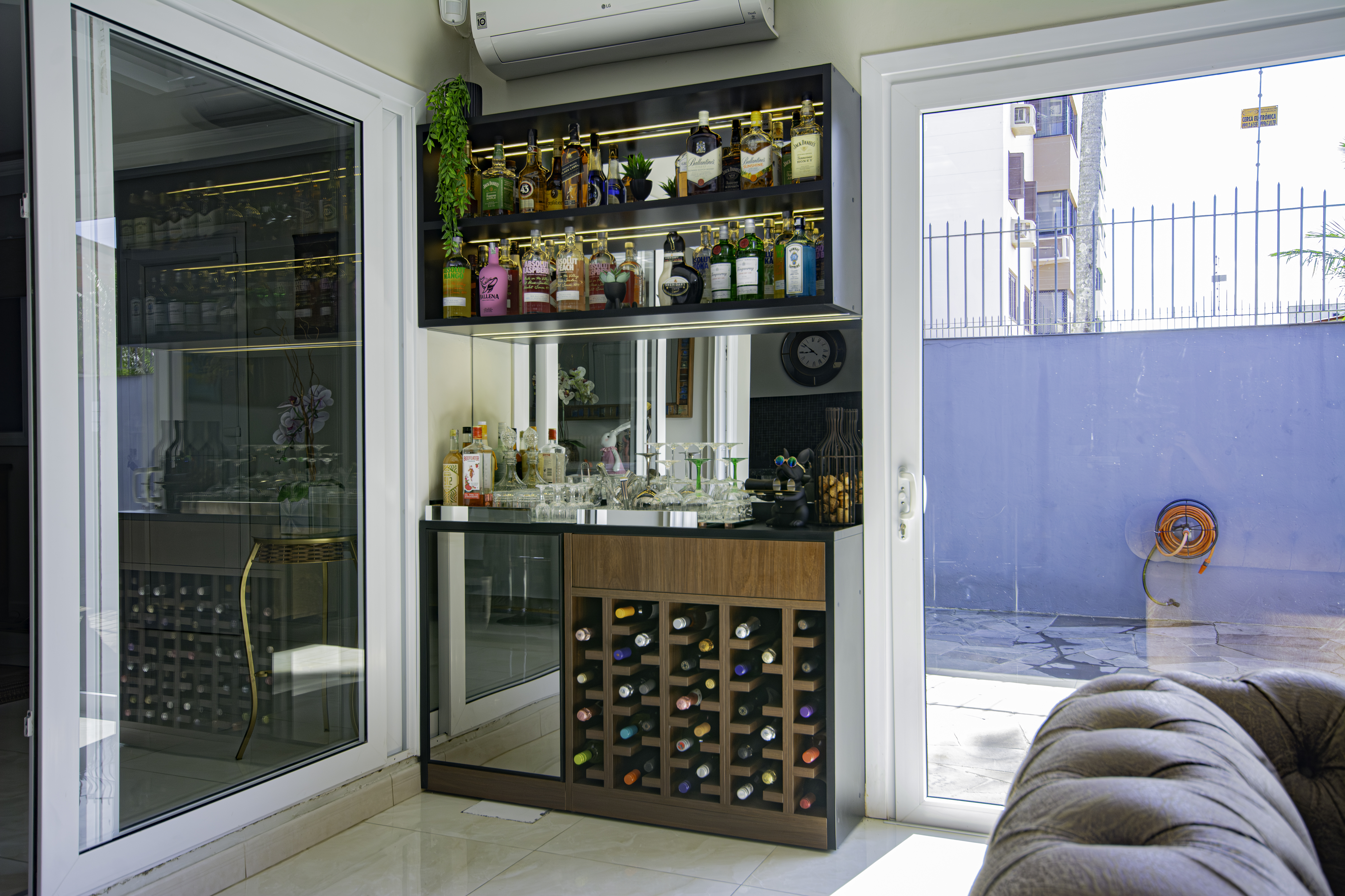 Interior projetado com nichos e iluminação personalizada